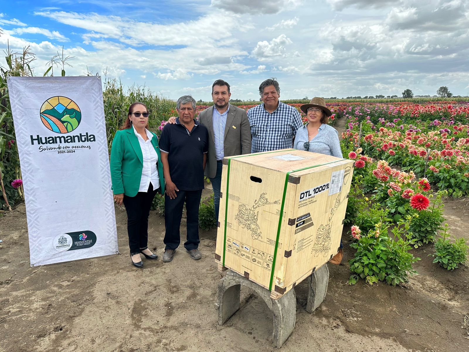 Impulsa Ayuntamiento de Huamantla producción de Dalias con maquinaria agrícola